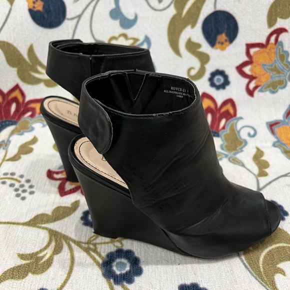 Size 9 Bamboo Peep Toe Wedges - Picture 2 of 6